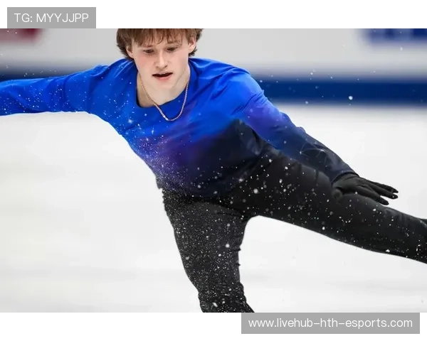 花滑选手跳跃落冰失败摔坐！伤势未知